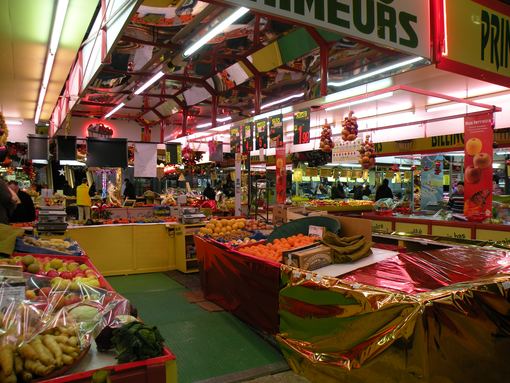  intérieur du marché couvert à noël